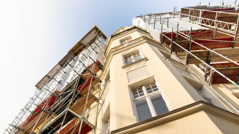 Ravalement de façade et réparation de fissure avec échafaudage à Cagnes-Sur-Mer