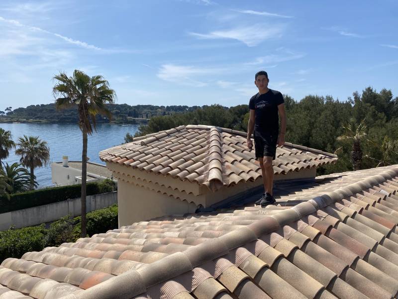 Réalisation d’une couverture en plaques Éternite au Cap d’Antibes
