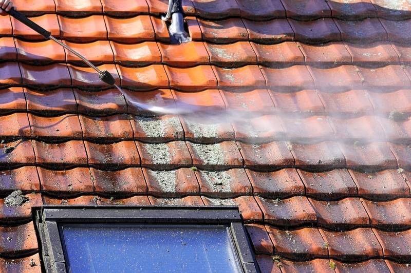 Tout savoir sur le nettoyage de toiture dans les Alpes-Maritimes 06