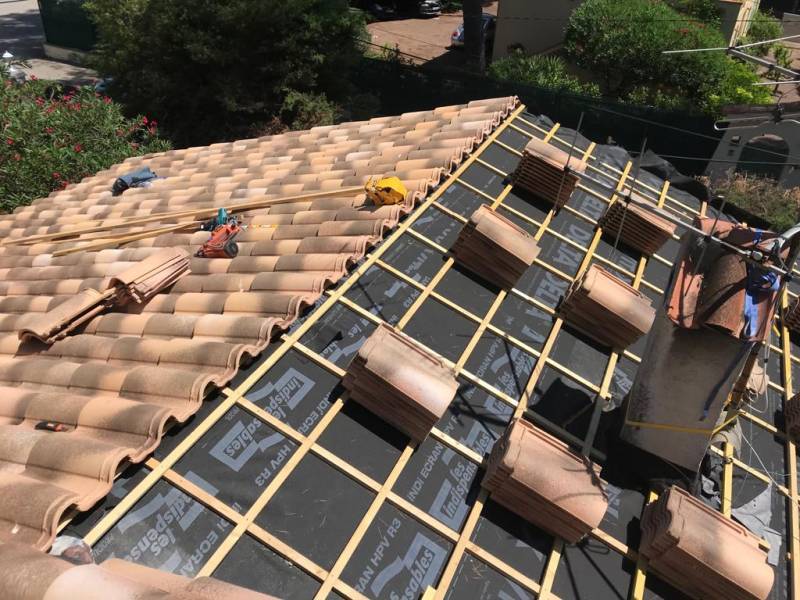 Installation de nouvelles tuiles romane castel vieille