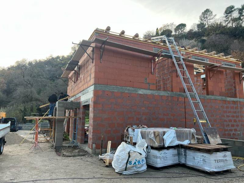 construction neuve d'une charpente par un professionnel de la toiture