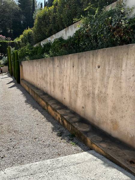 stop aux saletés sur le mur et opter pour un nettoyage par pulvérisation autonettoyant
