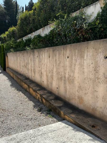 éviter les infiltrations d'eau avec le nettoyage de mur par pulvérisation autonettoyant 